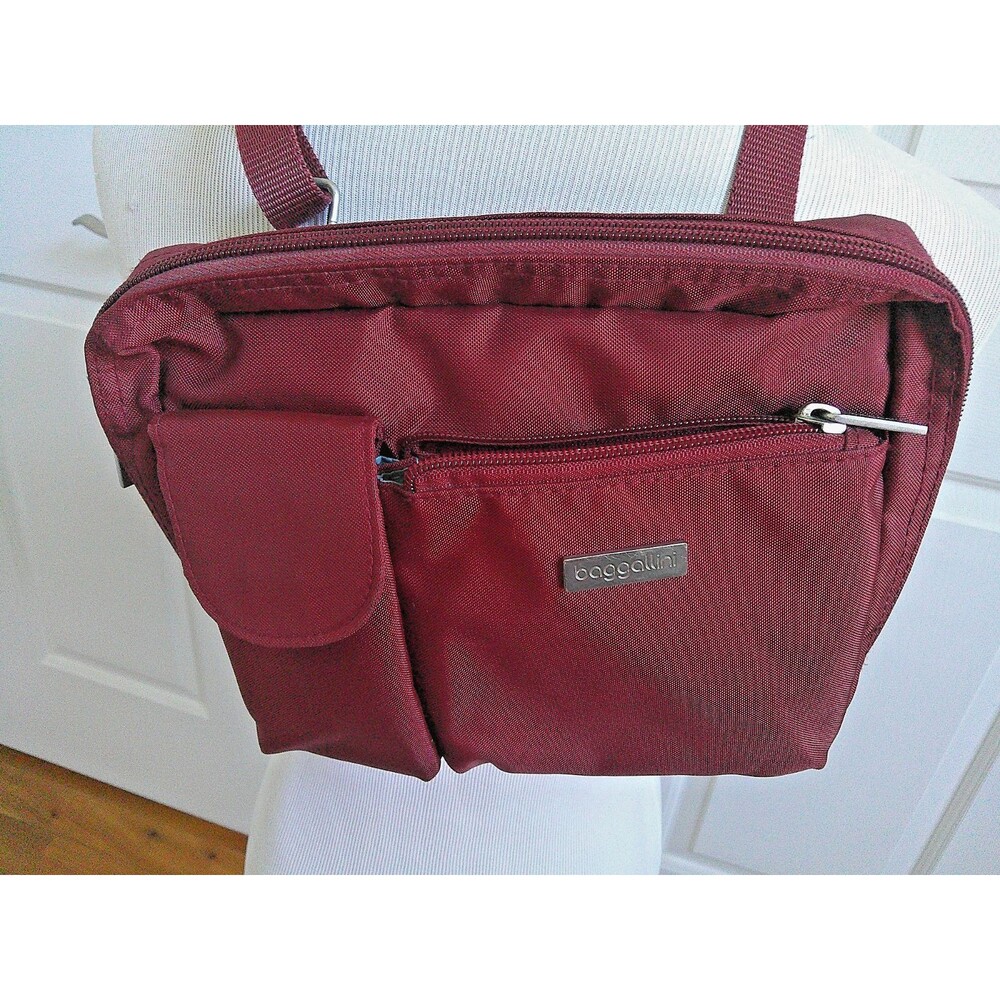 Baggallini Burgundy Crossbody  Detachable Strap Zip Closure, Pockets Pristine